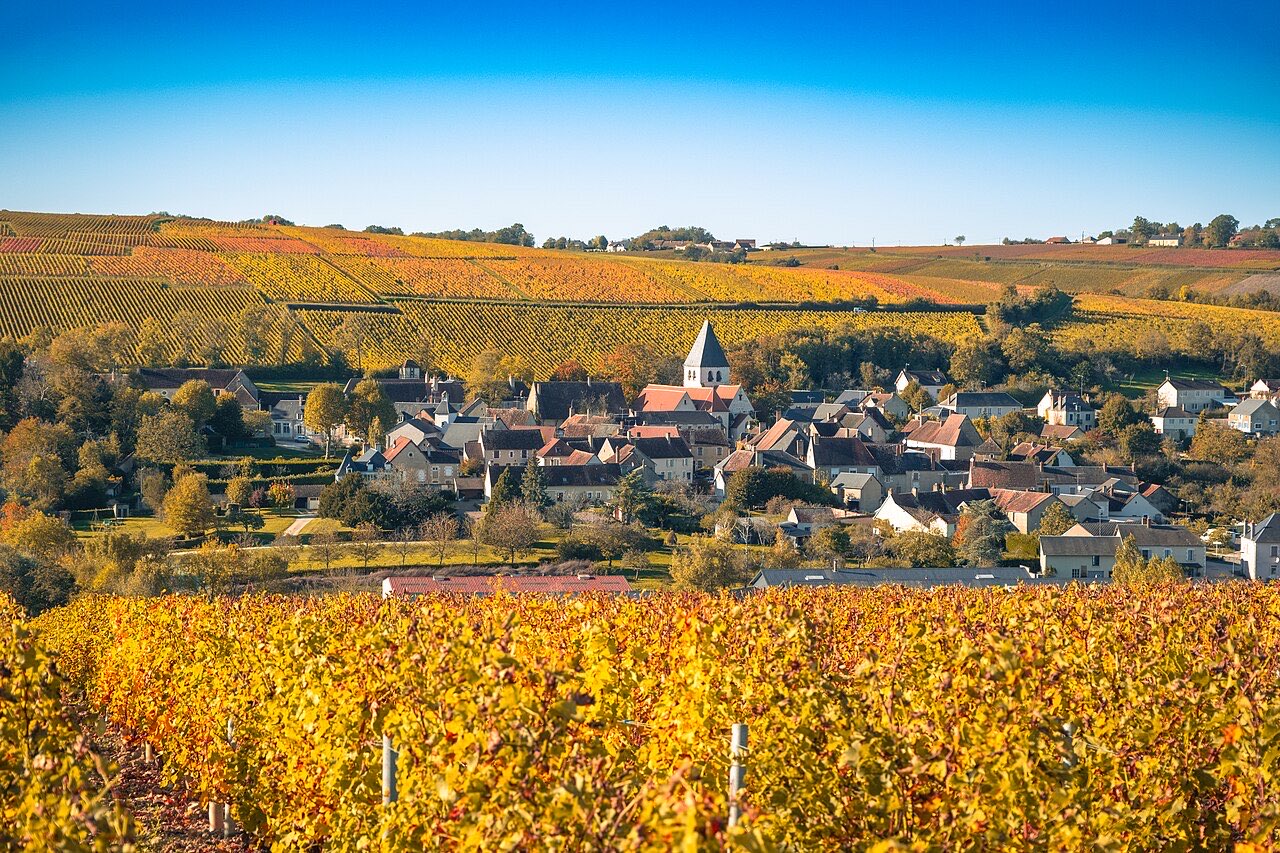 Village français entouré de vignes aux couleurs d’automne