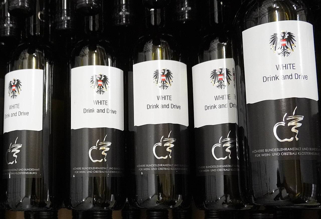 Des bouteilles de vin blanc sans alcool «&nbsp;White Drink and Drive&nbsp;», étiquetées aux armes de l’école fédérale de viticulture de Klosterneuburg